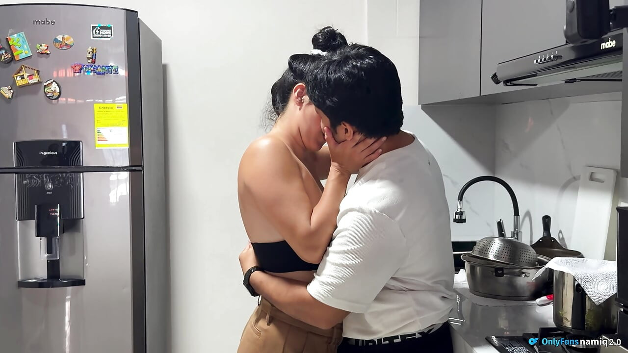 Lidenskabelig sex i køkkenet med en smuk latinsk kone med lyserød fisse!