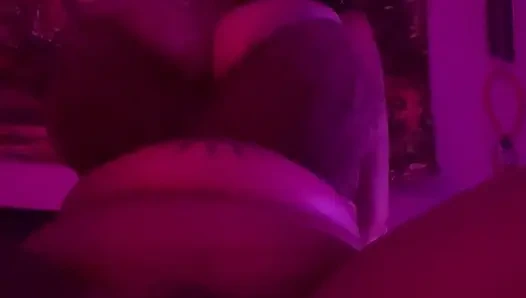 Чернокожая скачет на дилдо соло