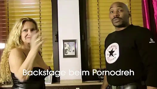 Bu Fransız orta yaşlı seksi kadın dolu yarağıyla oynamaya hazır