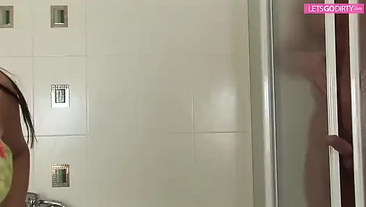 Büyük memeli orta yaşlı seksi kadın fışkırtmayı ve banyoda iyi bir sikişmeyi seviyor