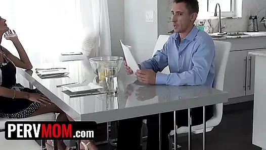 PervMom - худенькая мачеха с большими сиськами прыгала на пульсирующий член ее пасынка