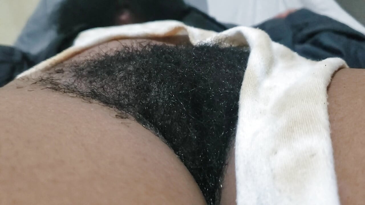 ดาราขนดกโชว์หีของจริงของเธอในการแสดงตนที่กล้าหาญและใกล้ชิด