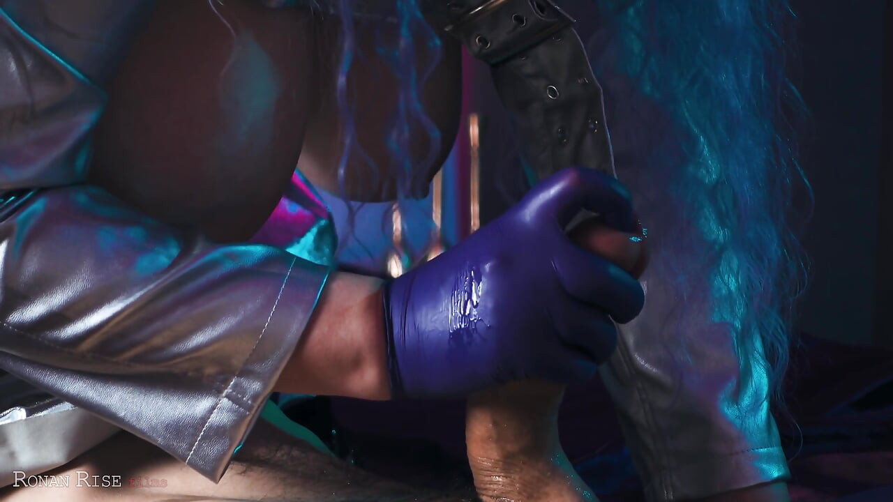 Une bombasse excitée avec des gants en cuir brillant branle sa grosse bite et se doigte profondément dans son trou du pisse jusqu’à ce qu’il explose du sperme sur ses bottes
