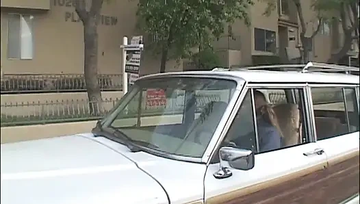 Blondine Mit Dicken Titten Wird Von Einem Typen Mit Riesigem Schwanz in Dreier-action Hart Gefickt