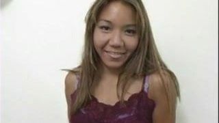 Une jolie asiatique montre son corps nu pour la première fois