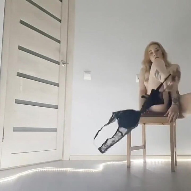 Gadis manis, menelanjangi.