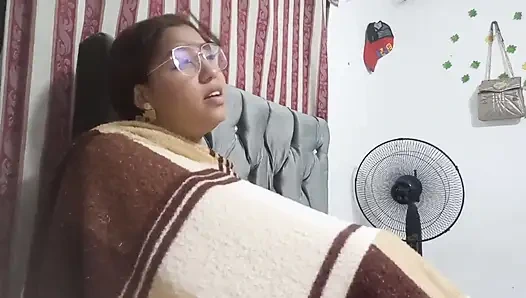 Cewek semok latina dengan kacamata lagi asik nyepong kontol besarku