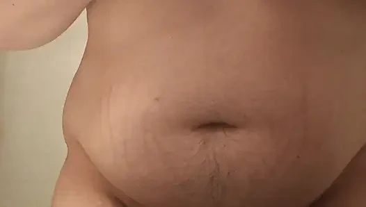 Fette, behaarte Hure masturbiert vor dem Bildschirm