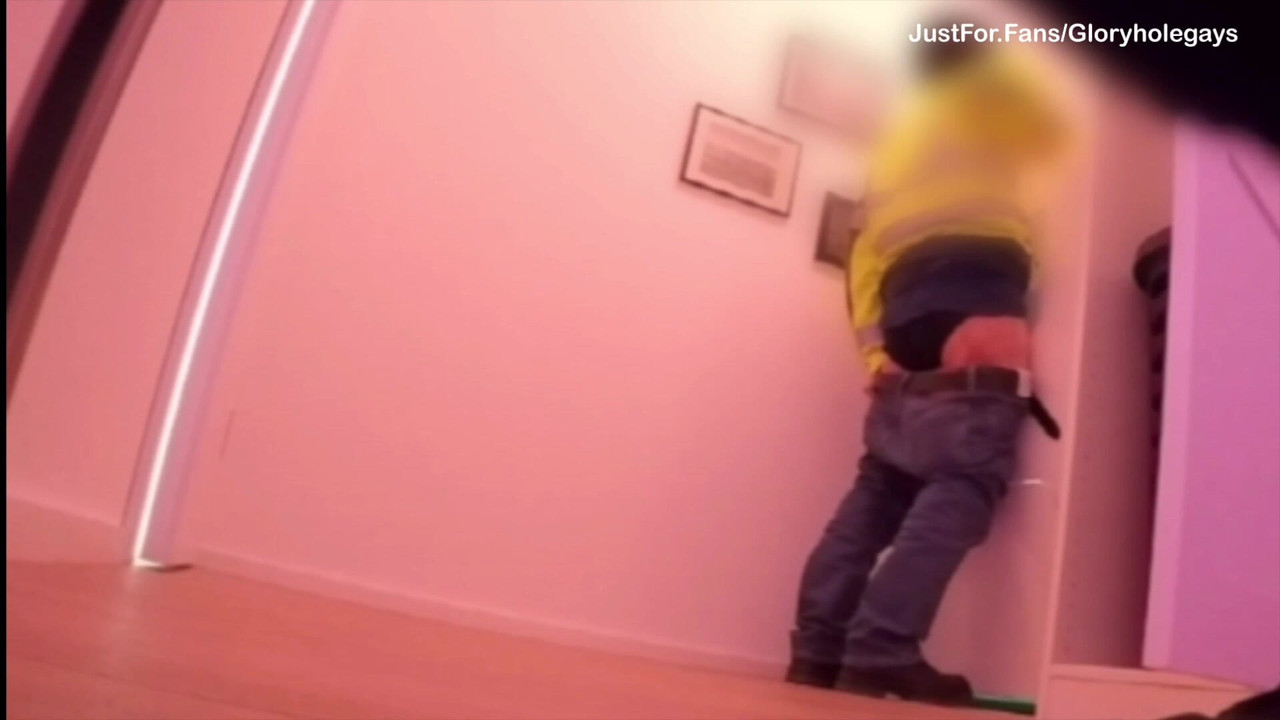 Worker arrives at noon – and gets completely blown at the gloryhole