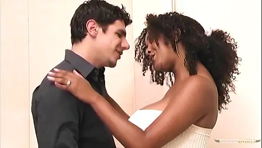 Büyük doğal göğüslerini kullanan Chaka T beyaz adamı tutkulu bir kovboy kız olarak baştan çıkardı