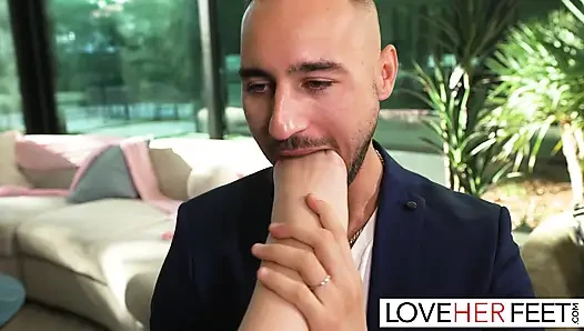 İri göğüslü Lily Lou'ya tapılıyor ve sert sikiliyor