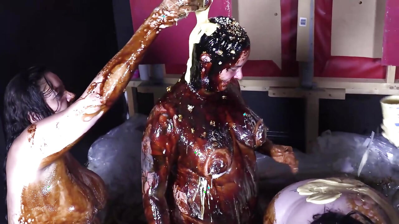 4 larki khaana sploshing