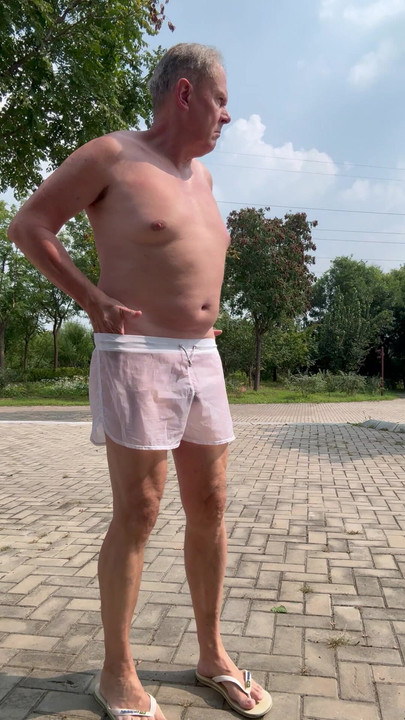 Стрибаючи домого в громадському парку