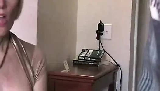 Melanie dicrot di dalam di kamar hotel