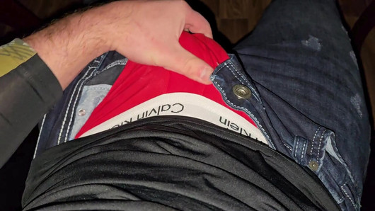 Voz alemã rosna da cadeira do chefe.. pau latejante .. boxeador vermelho .. porra explode