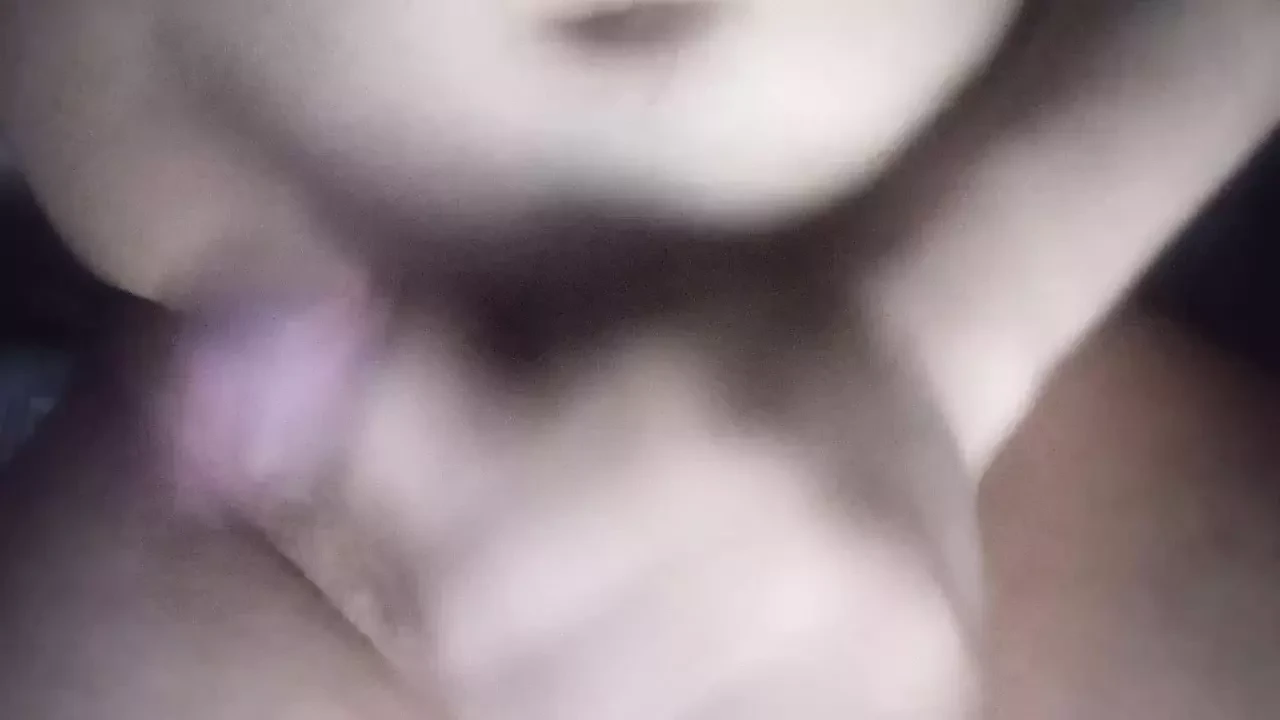 我非常用力地拉我的鸡巴，直到我的包皮很好地下降。...