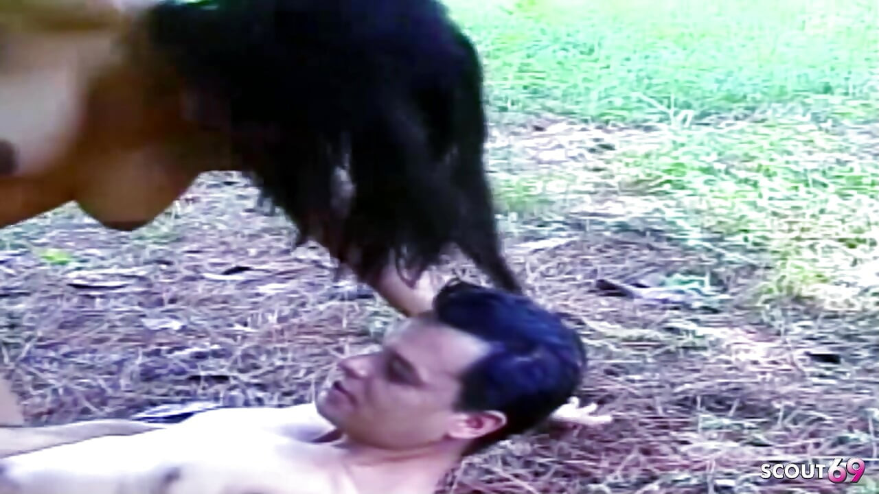 Латинский шмель с большими сиськами трахает мужика на улице против дерева, пока он не кончит