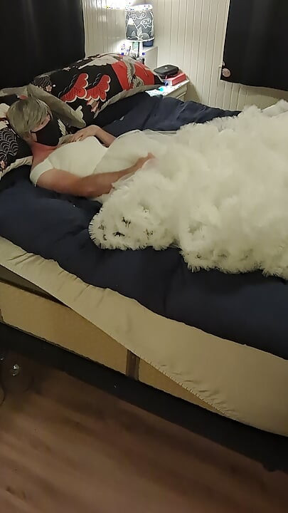 Rochie de mireasă româncă făcută la comandă, savurată în dormitor