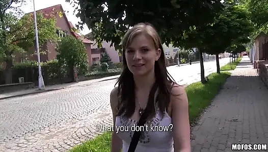 Public pickups - euro-schätzchen charlotte madison lutscht schwanz und bekommt ihre titten gefickt