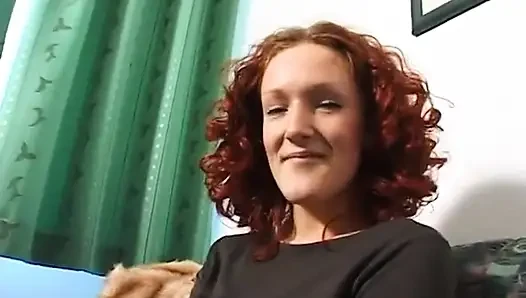 Si cewek imut rambut merah lagi asik fingering memeknya