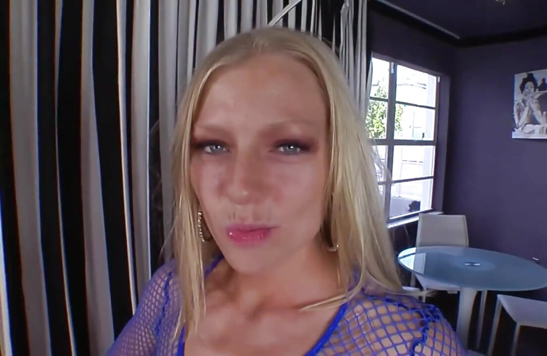 Pepek ketat blonde 20 tahun yang panas disumbat oleh zakar besar - pancutan mani besar-besaran di seluruh teteknya yang gemuk!