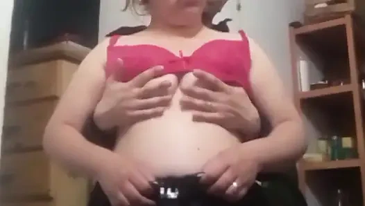 Cowok ini lagi asik masturbasi dan ngentot toket pacarnya pakai rok mini