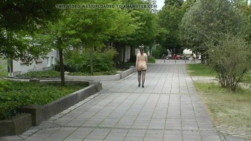 Sabine geht nackt