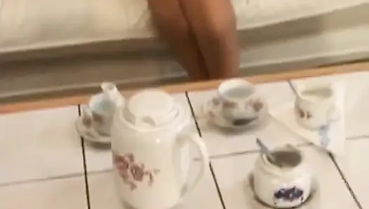 Зрелая крошка-блондинка знает, как угодить этому молодому мужчине