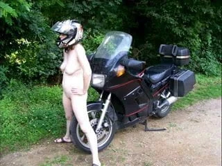valie se touche sur la moto