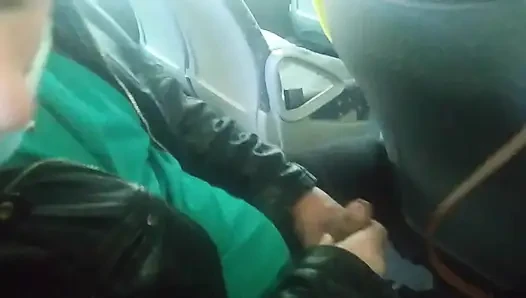 МИНЕТ В ПУБЛИЧНОМ АВТОБУСЕ С ЗАСВЕТОМ СИСЕК И БОЛЬШОЙ ЗАДНИЦЫ