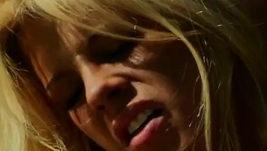 Vollbusige blonde MILF reitet schwanz im garten