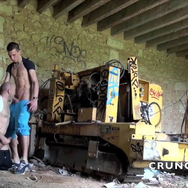 סניקרס סוביקציה עבור 2 Badboys ב Exhib Witgh רגליים שליטה