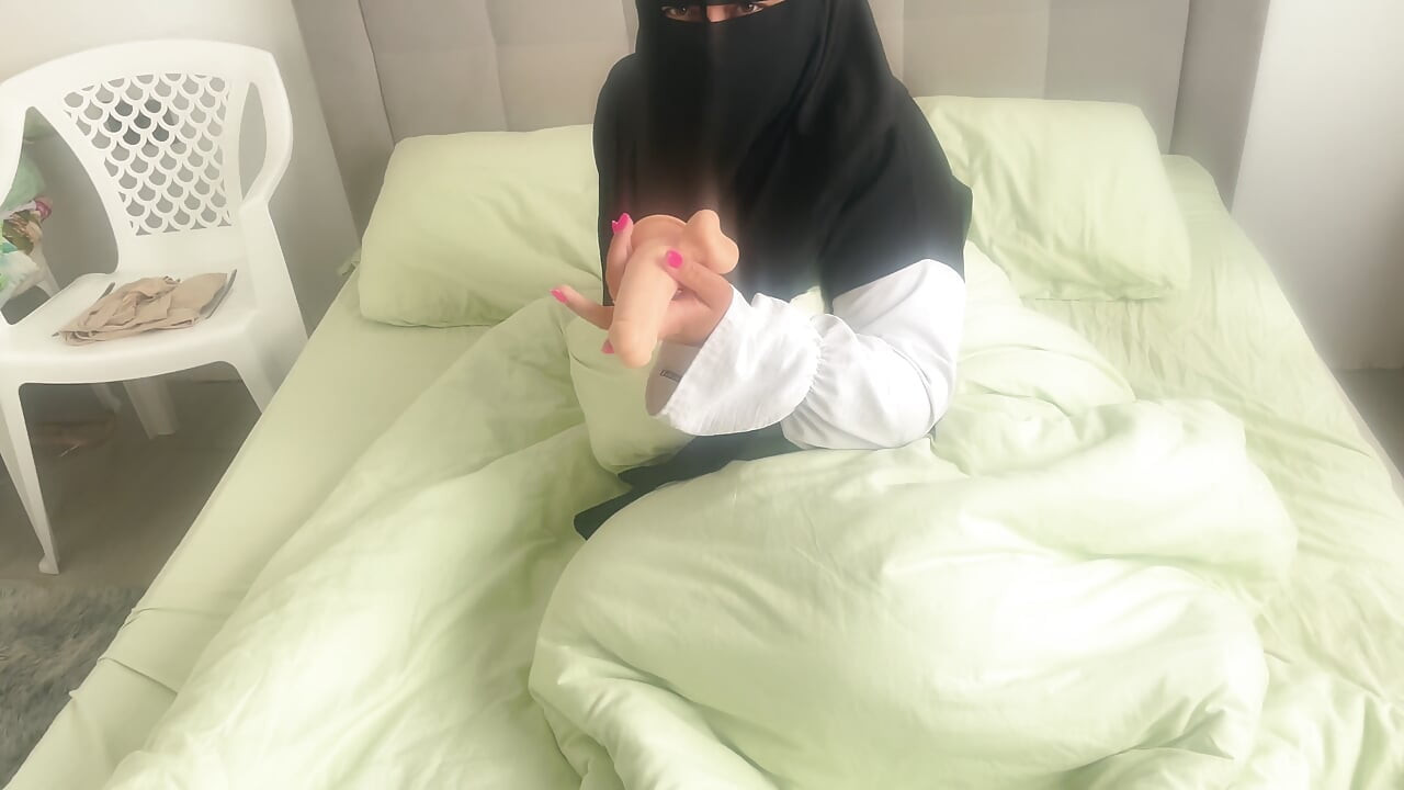 나는 아랍 여자에게 딜도를 발견하고 그녀의 진짜 자지를 시도하자