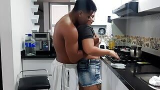 Seus peitos deliciosos me excitam, ela me dá o melhor boquete, ela é uma puta