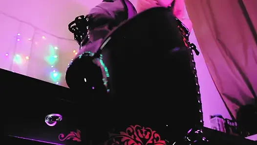 Herrin pink Eva latex-fetisch-göttin, MILf, domina, lederstiefel
