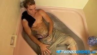 Linda Kelly Cooper se masturbando de calcinha molhada