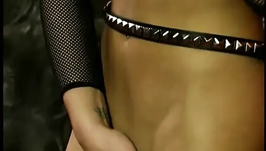 Cewek hot rambut hitam lagi asik nyepong dan ngentot kontol besar pria kulit hitam di sofa merah