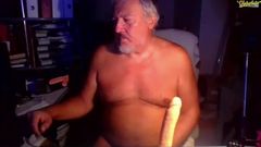 Mature Euro sub performs for me on cam
