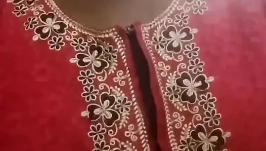 Hintli tamil yaramaz evli kadın Renu gizli banyoda çıplak azdırıyor ve şirket müdürü için sari giyiniyor! Indianhotwifex