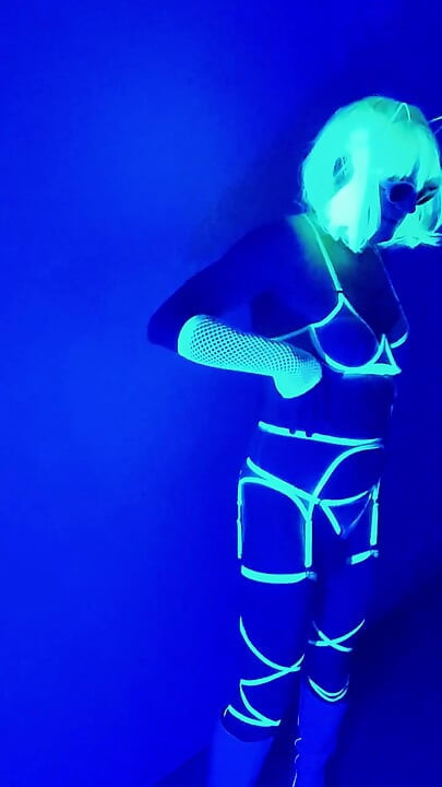 ネオントランスのランジェリー姿