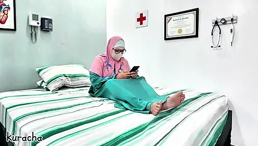 Tesettürlü Müslüman doktor hastanede tatilde gizli sevgilisiyle görüntülü görüşme