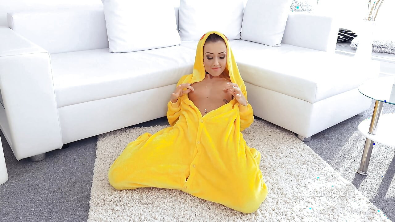 可愛的酒窩寶貝Empera喜歡扮演不同的角色，這次她選擇了皮卡丘