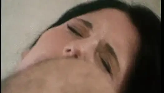 İtalyan nostaljik porno: iki genç domuz için tuvalette şenlikli