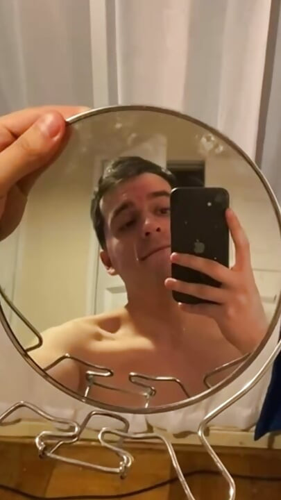 Un Joven Jugando Con Su Nuevo Plug, Lubricante Y Espejo Hasta Que Dispara Su Leche Caliente