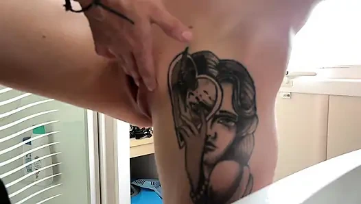 DIA MENCUKURKU TEPAT SEBELUM DIA MEMAKANKU