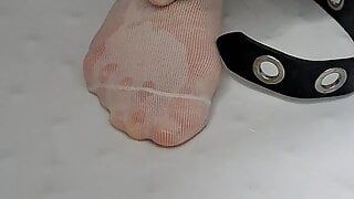 Voetfetisj met natte sokken onder de douche
