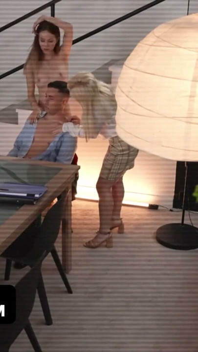 Sexede piger Liz Ocean & Ellie Shou forsøger at overbevise deres chef om, at de er dedikerede til deres job | Klip 1