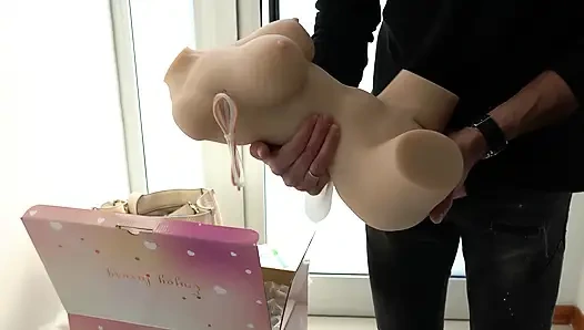 Perde arkasında, bir ressam iki nimfoman kız tarafından suçüstü yakalanıyor.