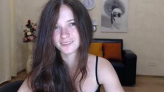 Schattige 18 -jarige webcam brunette met een perfect lichaam danst