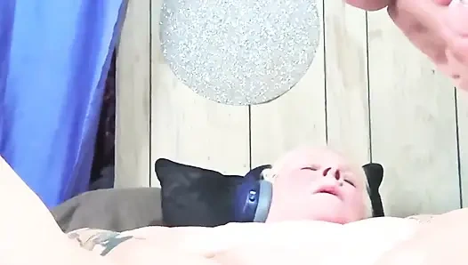 Cewek sange ini lagi asik muncrat pakai dildo ukuran raksasa sampai muncrat